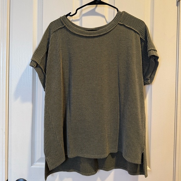 7th Ray Tops - 7th Ray Textured Olive Green T Shirt Women’s Size M